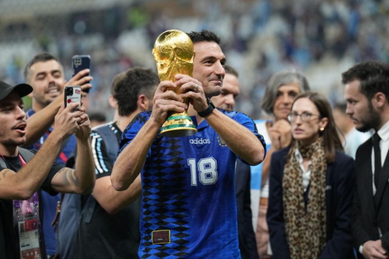 Povestea senzațională a tricoului cu care Lionel Scaloni a apărut după ce Argentina a câștigat Campionatul Mondial _13