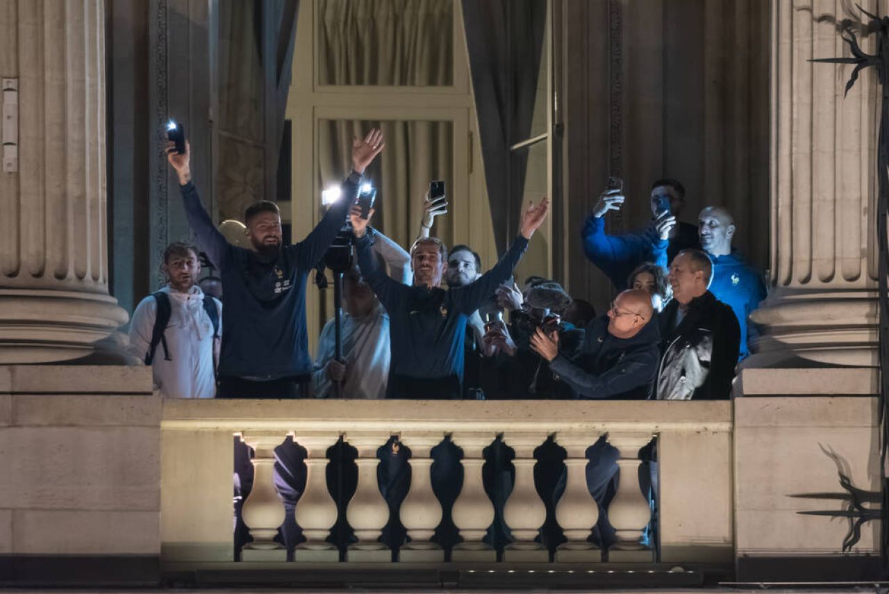 Eroi! Imagini senzaționale surprinse cu fotbaliștii francezi, aclamați de zeci de mii de fani_2