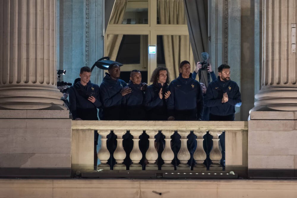 Eroi! Imagini senzaționale surprinse cu fotbaliștii francezi, aclamați de zeci de mii de fani_3