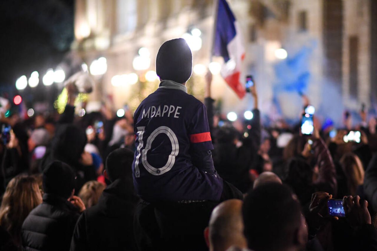 Eroi! Imagini senzaționale surprinse cu fotbaliștii francezi, aclamați de zeci de mii de fani_6