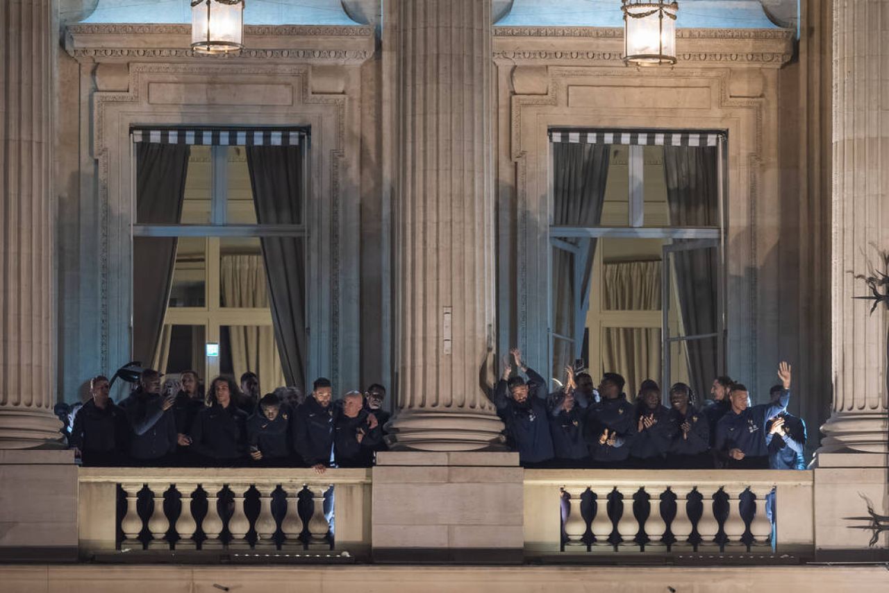 Eroi! Imagini senzaționale surprinse cu fotbaliștii francezi, aclamați de zeci de mii de fani_9