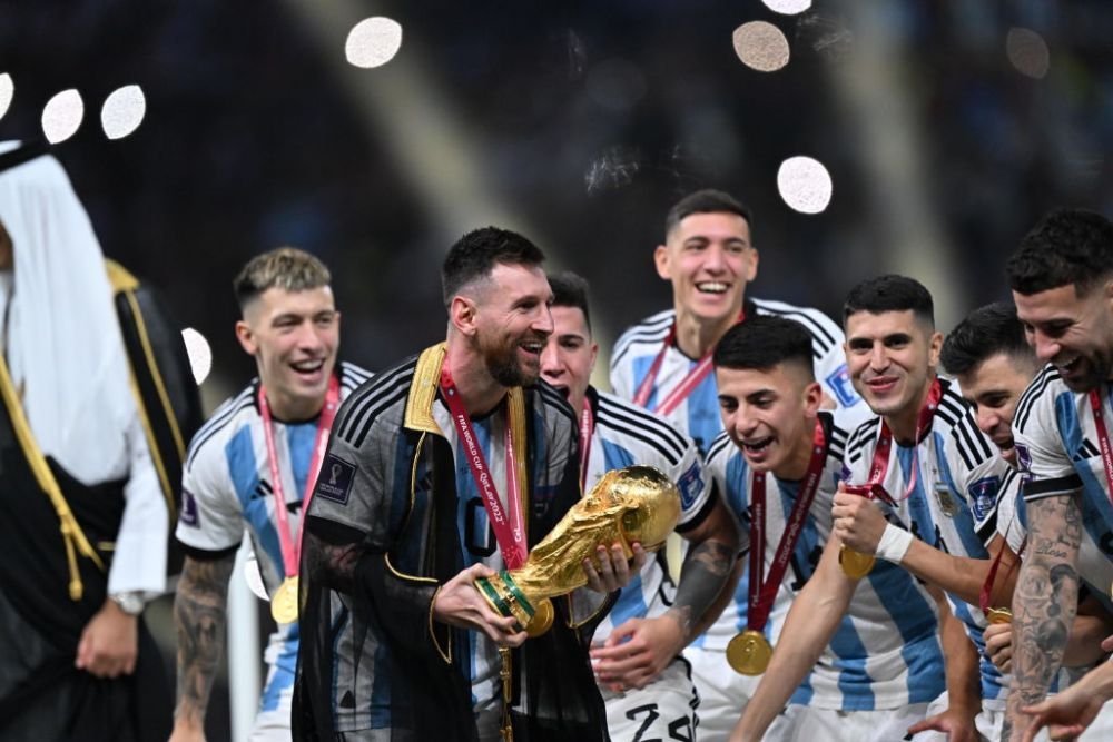 De câte trofee mai are nevoie Lionel Messi pentru a bate recordul impresionant al lui Dani Alves_2