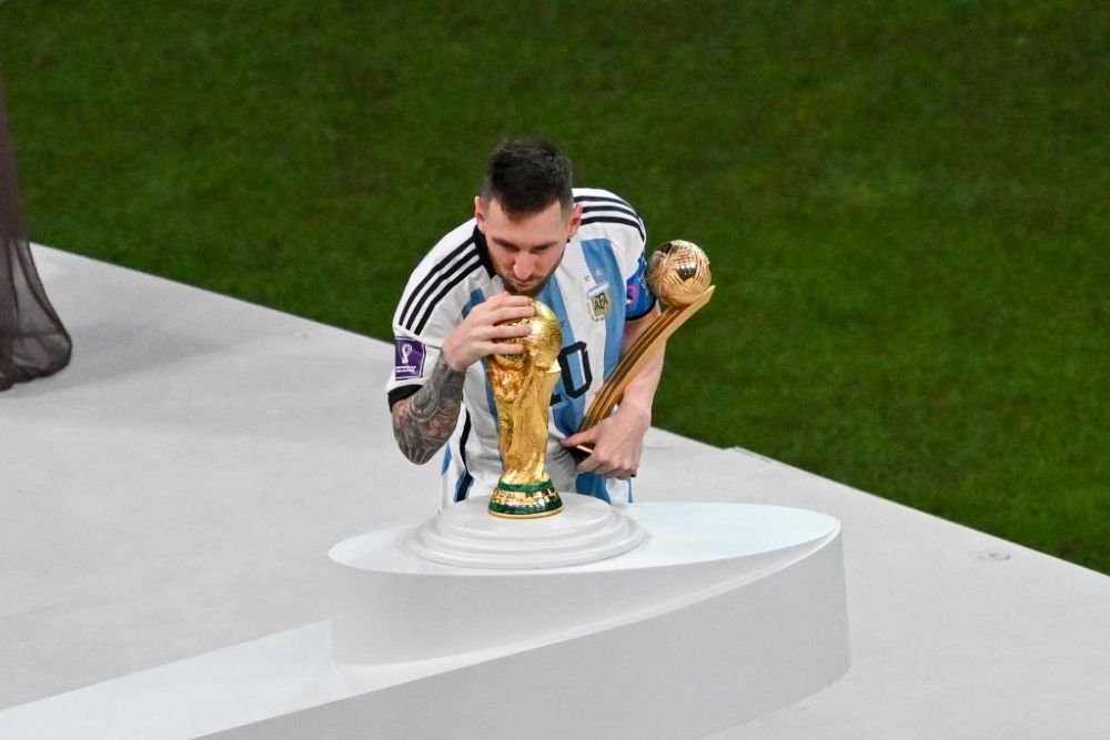 De câte trofee mai are nevoie Lionel Messi pentru a bate recordul impresionant al lui Dani Alves_4