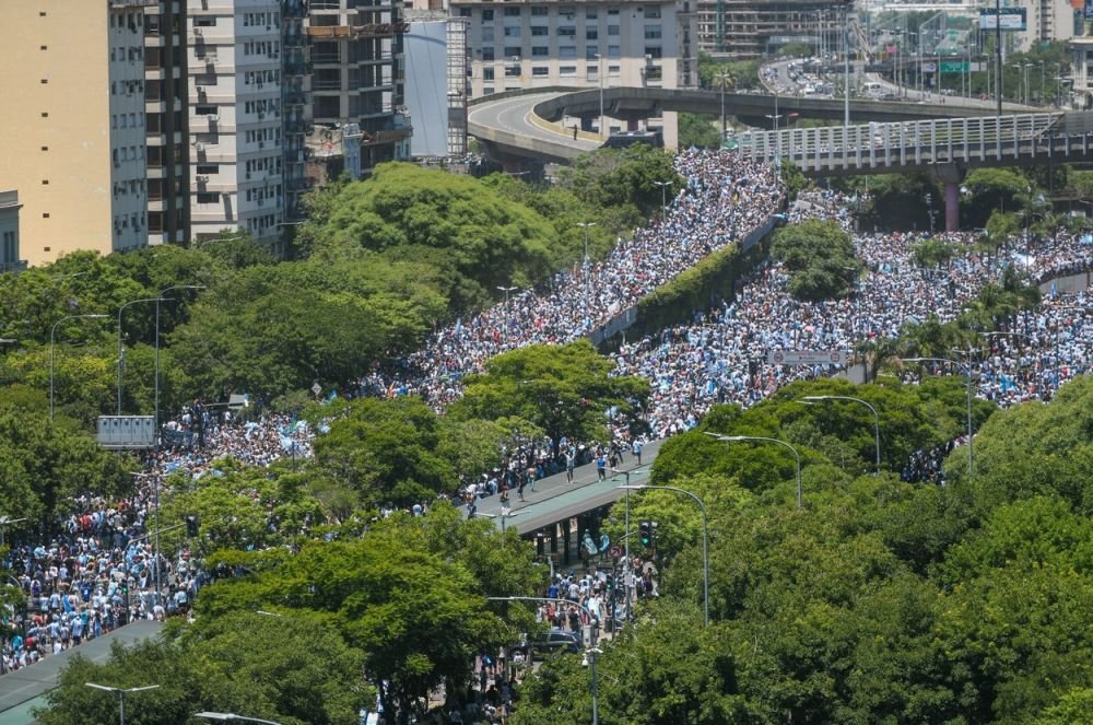 Nebunie în Buenos Aires! Lionel Messi și ceilalți campioni mondiali, sărbătoriți pe străzi_5