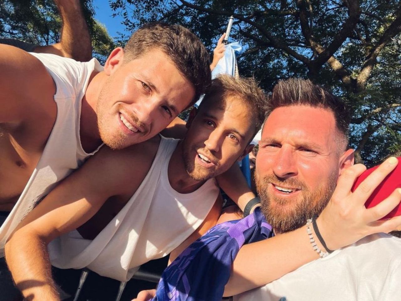 Lionel Messi, ajutat de poliție pentru a intra în locuința din Rosario. Mii de suporteri l-au așteptat în fața casei_1