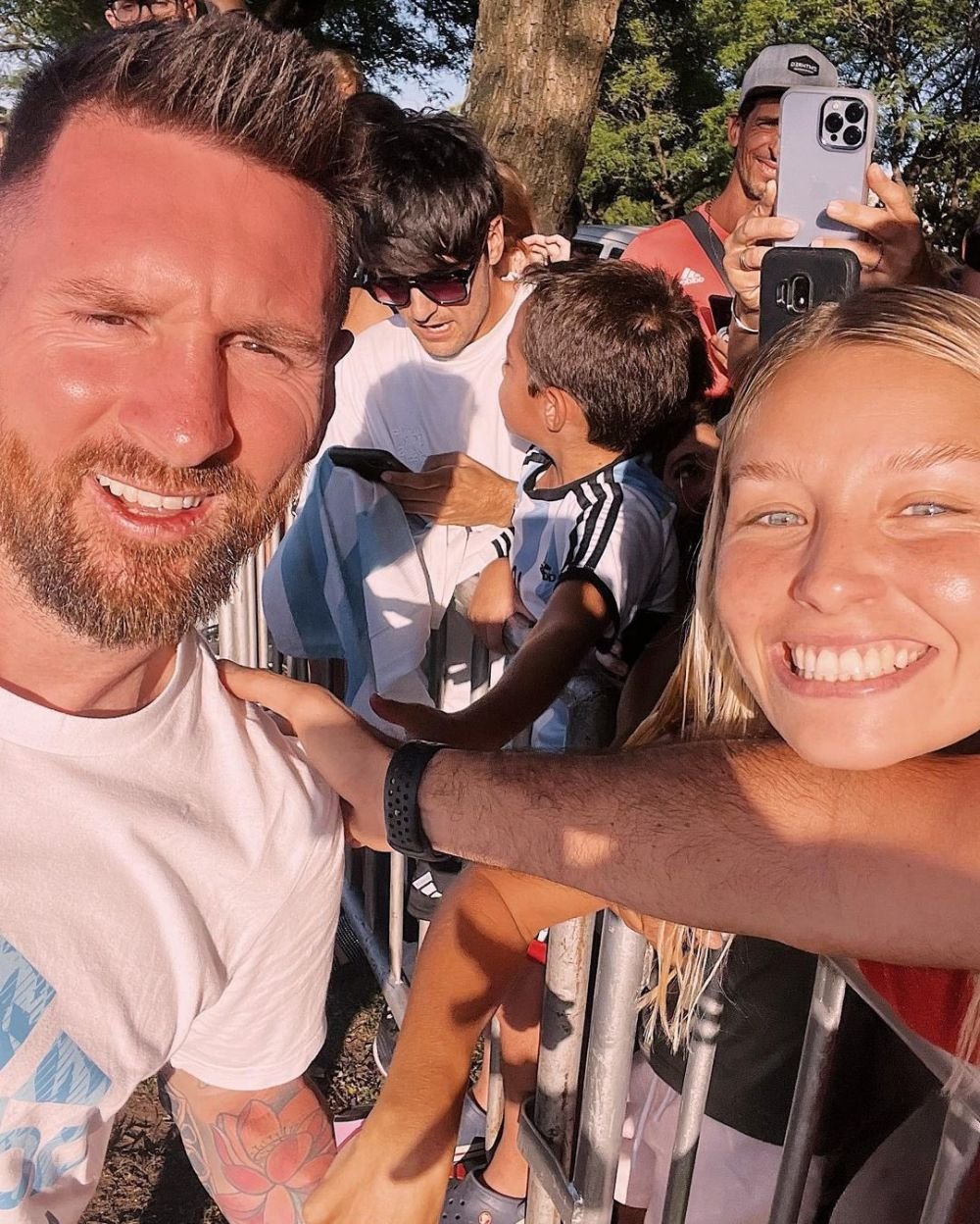 Lionel Messi, ajutat de poliție pentru a intra în locuința din Rosario. Mii de suporteri l-au așteptat în fața casei_2