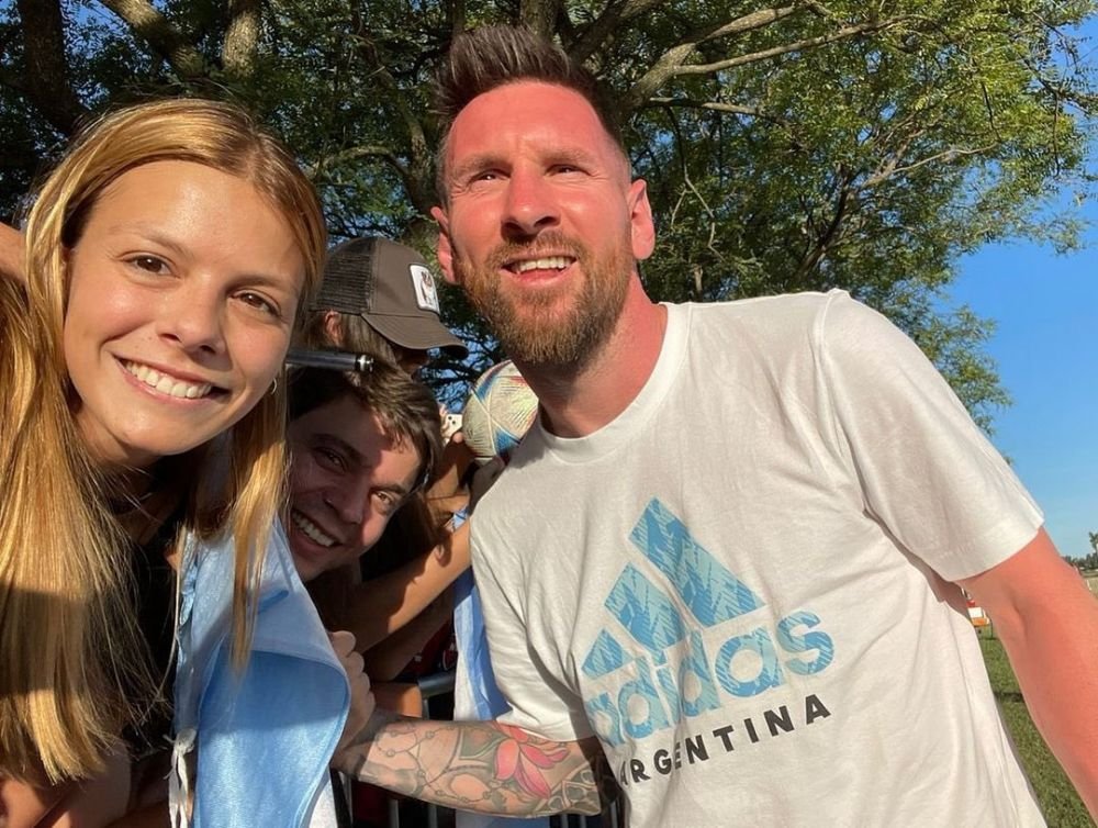 Lionel Messi, ajutat de poliție pentru a intra în locuința din Rosario. Mii de suporteri l-au așteptat în fața casei_3