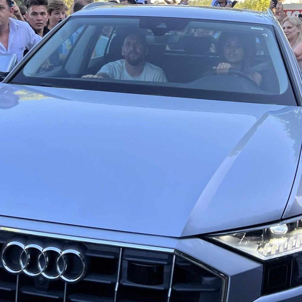 Lionel Messi, ajutat de poliție pentru a intra în locuința din Rosario. Mii de suporteri l-au așteptat în fața casei_4