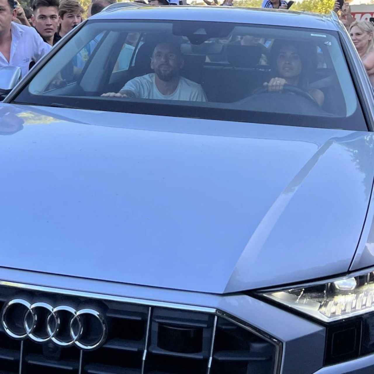 Lionel Messi, ajutat de poliție pentru a intra în locuința din Rosario. Mii de suporteri l-au așteptat în fața casei_4