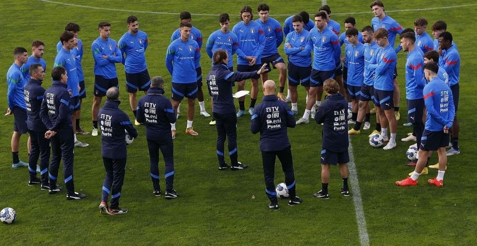Românul Daniel Boloca a jucat primul meci-test pentru naționala Italiei în această dimineață! Imaginile alături de selecționerul Roberto Mancini_6
