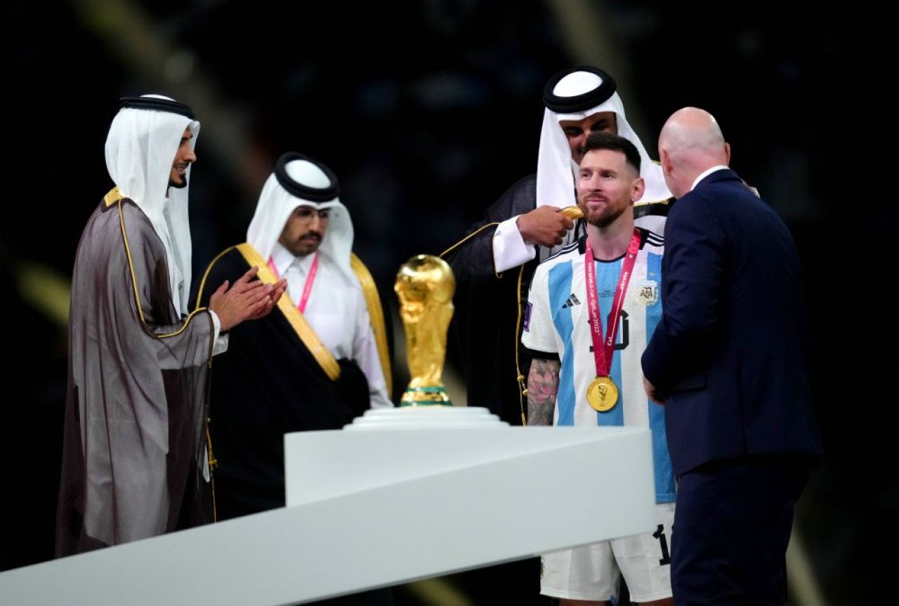 Bisht, mantia îmbrăcată de Messi la decernarea trofeului Campionatului Mondial, face furori printre argentinieni_3