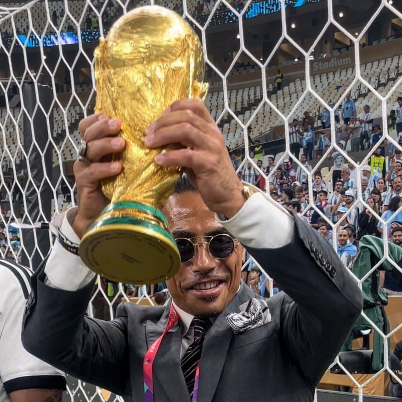 Criticat și insultat de toată planeta după ce a apărut pe teren la finala Mondialului, Salt Bae a pus un nou clip cu Messi _5