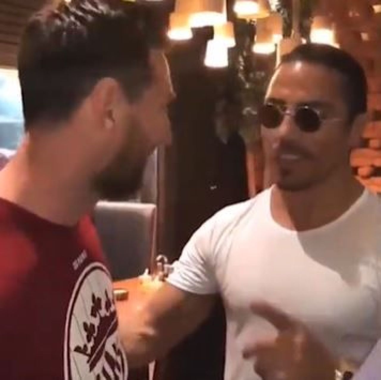 Criticat și insultat de toată planeta după ce a apărut pe teren la finala Mondialului, Salt Bae a pus un nou clip cu Messi _14