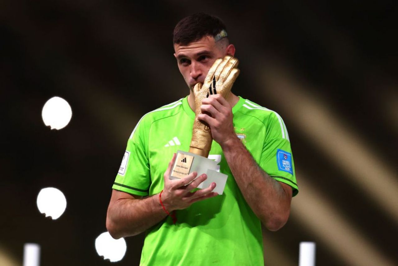 „Când vin mulți 'tați' la tine acasă, să îți vadă mama...” Atac dur la adresa lui Emiliano Martinez după gesturile făcute _7