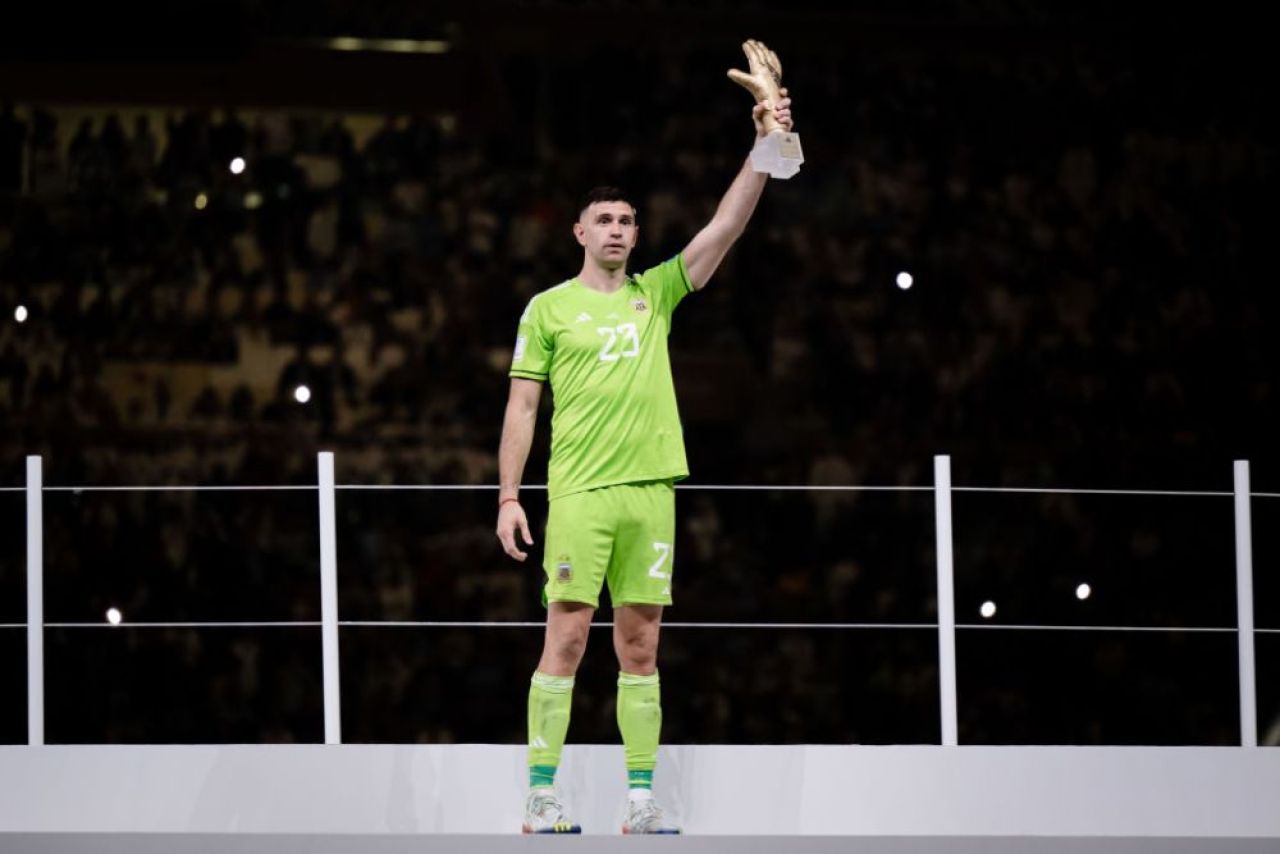 „Când vin mulți 'tați' la tine acasă, să îți vadă mama...” Atac dur la adresa lui Emiliano Martinez după gesturile făcute _10