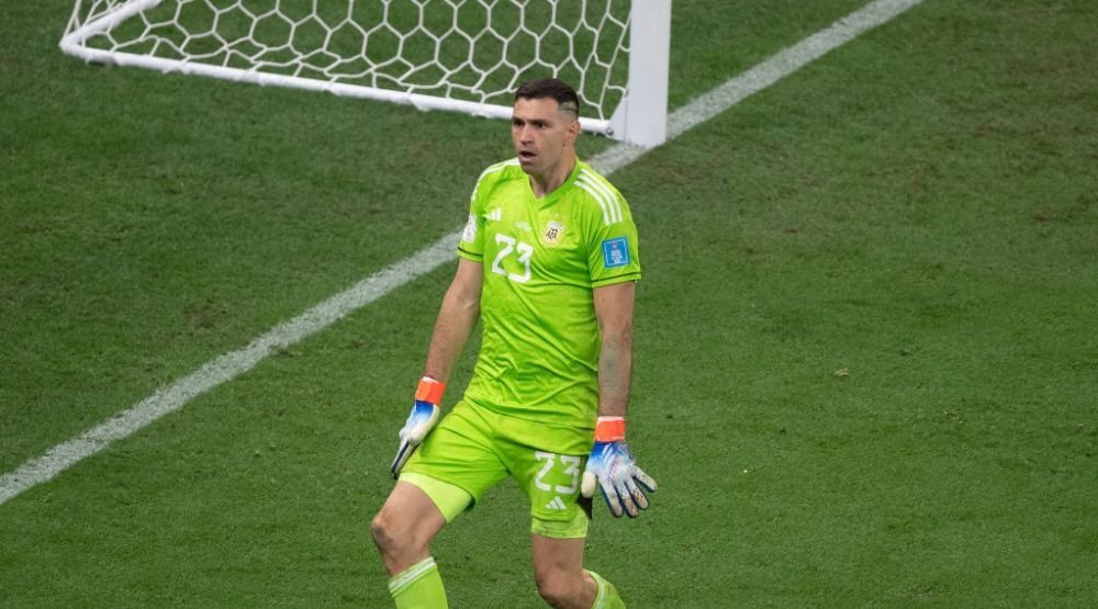 „Când vin mulți 'tați' la tine acasă, să îți vadă mama...” Atac dur la adresa lui Emiliano Martinez după gesturile făcute _12