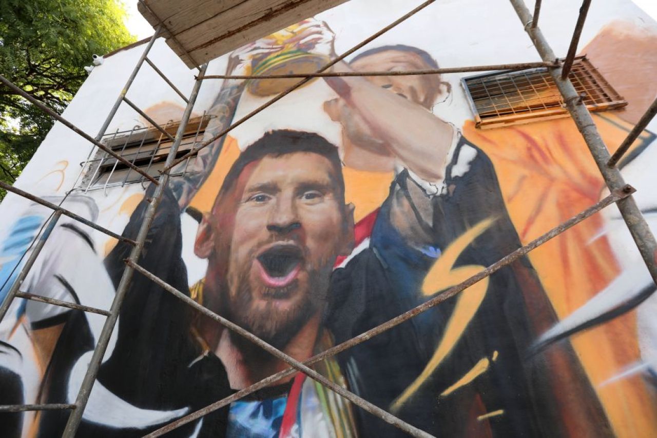 Imagini spectaculoase din Buenos Aires! A apărut prima pictură murală a lui Leo Messi cu Cupa Mondială _5