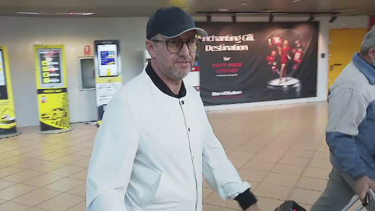 Scump la vorbă! Reacția lui Laurențiu Reghecampf la revenirea în țară. Cum a răspuns antrenorul solicitărilor jurnaliștilor_4