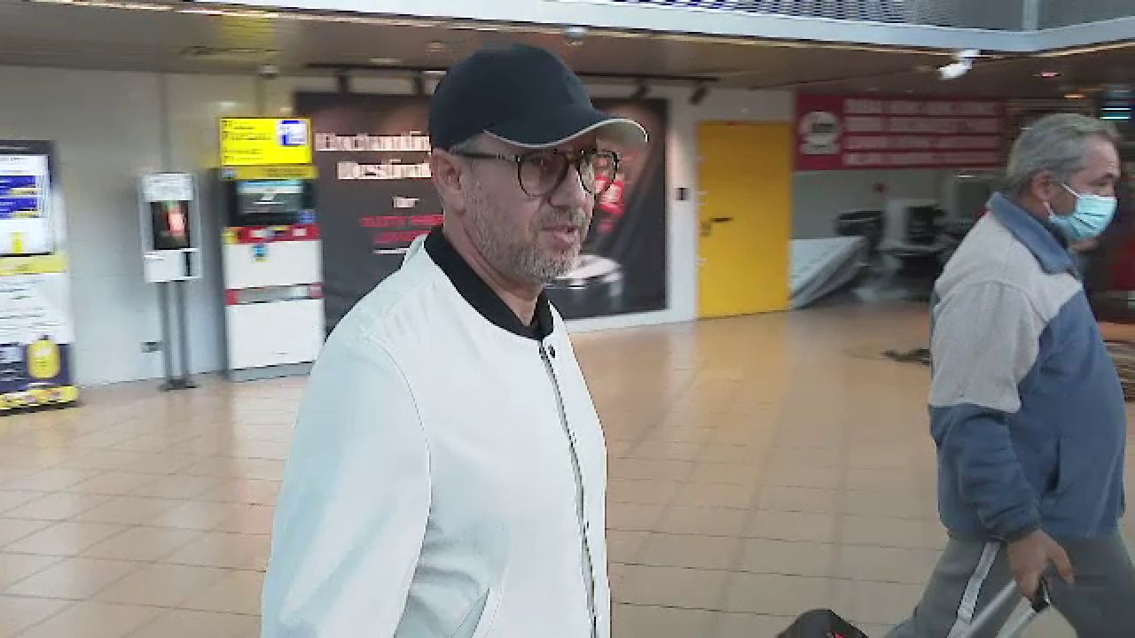 Scump la vorbă! Reacția lui Laurențiu Reghecampf la revenirea în țară. Cum a răspuns antrenorul solicitărilor jurnaliștilor_8