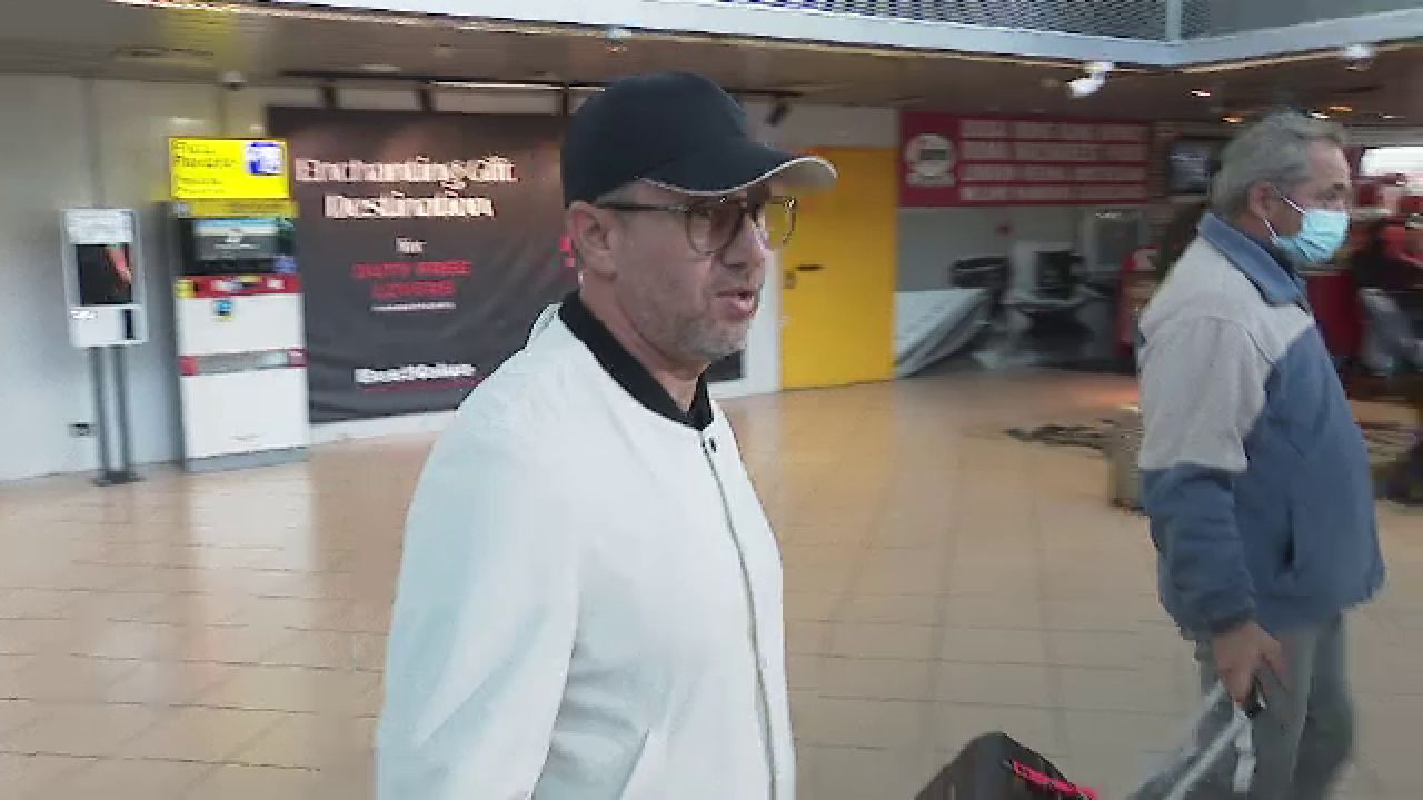 Scump la vorbă! Reacția lui Laurențiu Reghecampf la revenirea în țară. Cum a răspuns antrenorul solicitărilor jurnaliștilor_9