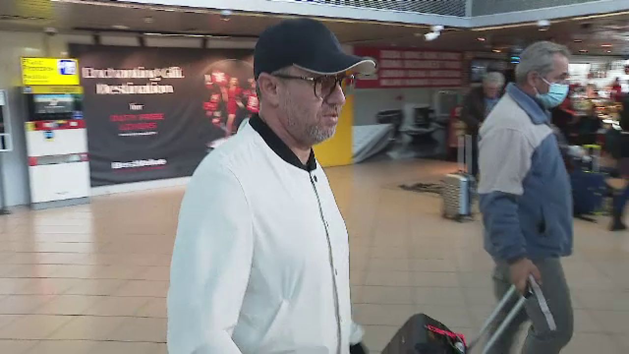 Scump la vorbă! Reacția lui Laurențiu Reghecampf la revenirea în țară. Cum a răspuns antrenorul solicitărilor jurnaliștilor_10