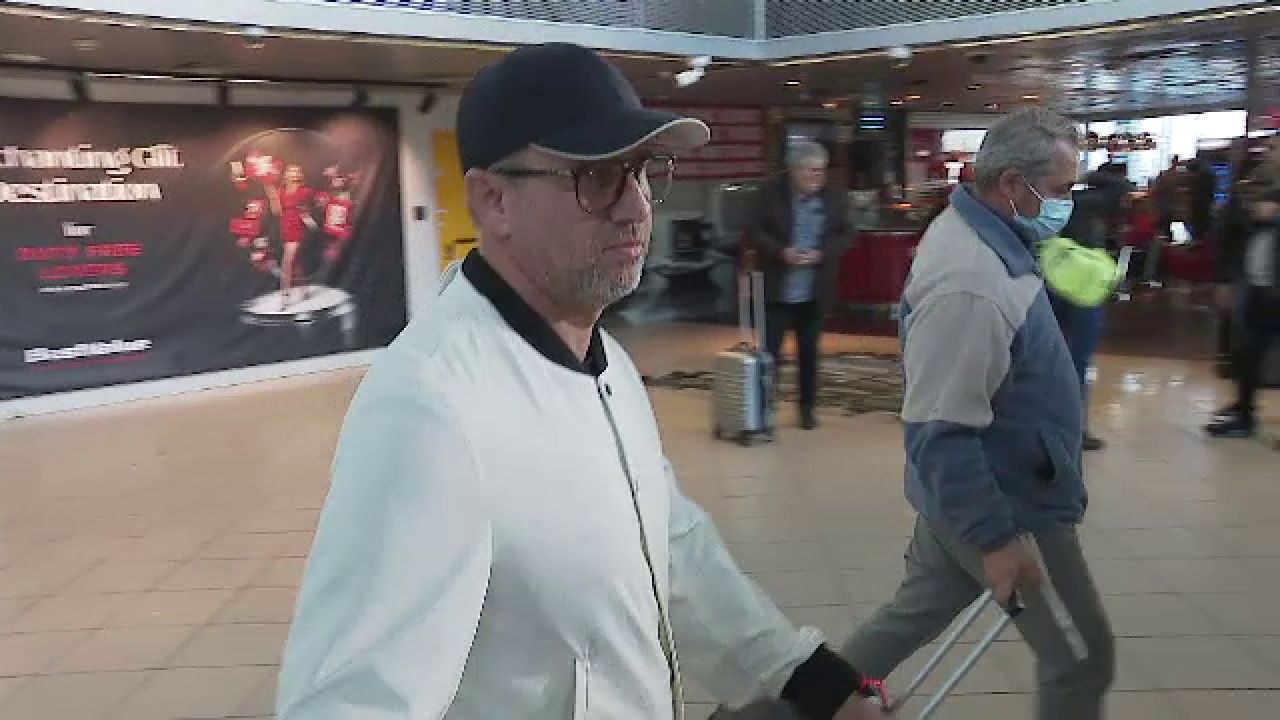 Scump la vorbă! Reacția lui Laurențiu Reghecampf la revenirea în țară. Cum a răspuns antrenorul solicitărilor jurnaliștilor_12