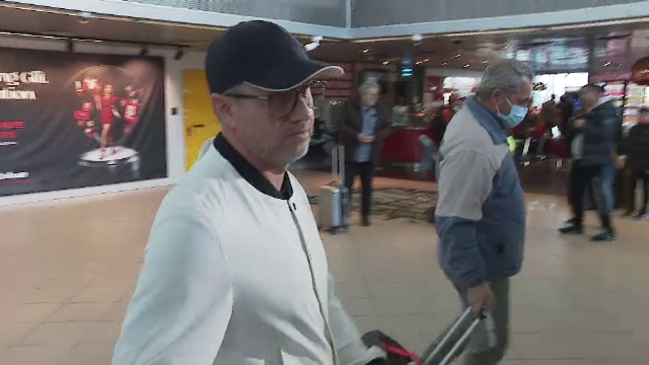 Scump la vorbă! Reacția lui Laurențiu Reghecampf la revenirea în țară. Cum a răspuns antrenorul solicitărilor jurnaliștilor_13