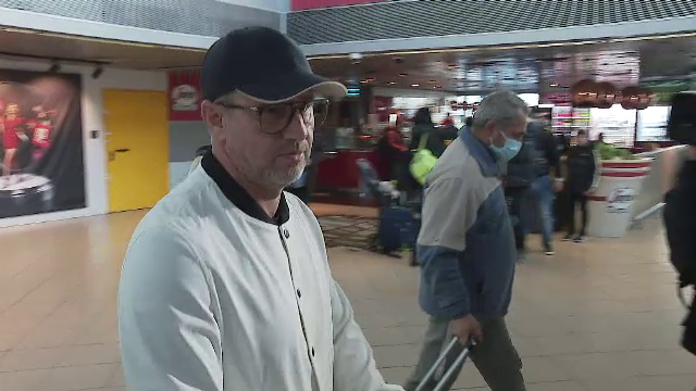 Scump la vorbă! Reacția lui Laurențiu Reghecampf la revenirea în țară. Cum a răspuns antrenorul solicitărilor jurnaliștilor_15