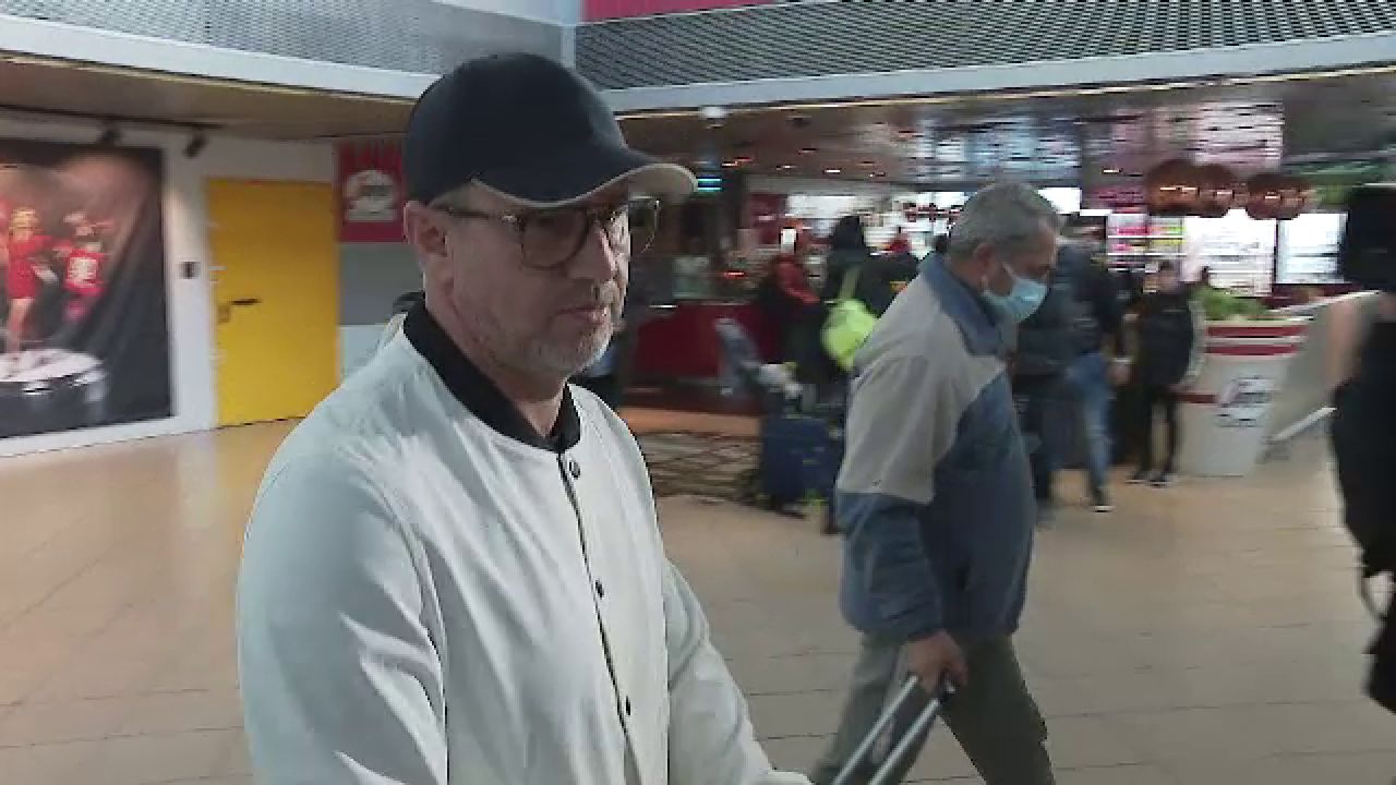 Scump la vorbă! Reacția lui Laurențiu Reghecampf la revenirea în țară. Cum a răspuns antrenorul solicitărilor jurnaliștilor_15