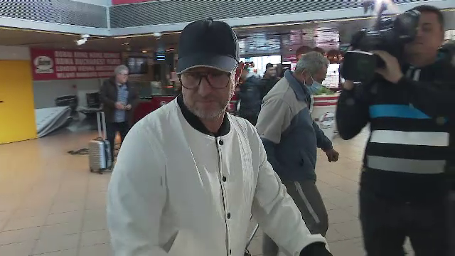 Scump la vorbă! Reacția lui Laurențiu Reghecampf la revenirea în țară. Cum a răspuns antrenorul solicitărilor jurnaliștilor_17