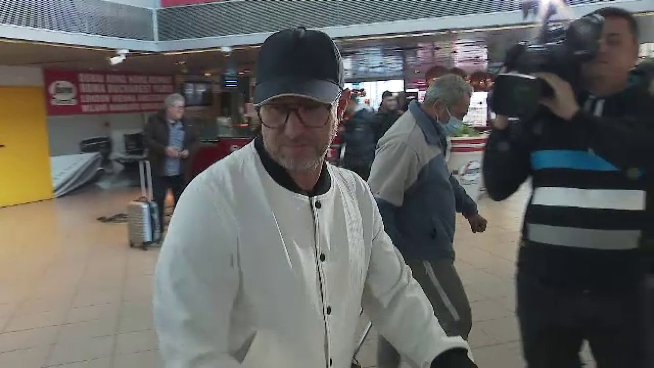 Scump la vorbă! Reacția lui Laurențiu Reghecampf la revenirea în țară. Cum a răspuns antrenorul solicitărilor jurnaliștilor_17