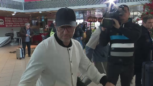 Scump la vorbă! Reacția lui Laurențiu Reghecampf la revenirea în țară. Cum a răspuns antrenorul solicitărilor jurnaliștilor_19