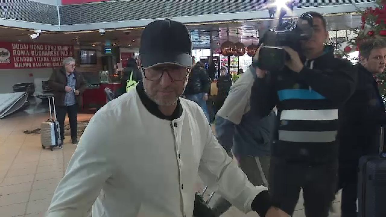 Scump la vorbă! Reacția lui Laurențiu Reghecampf la revenirea în țară. Cum a răspuns antrenorul solicitărilor jurnaliștilor_19
