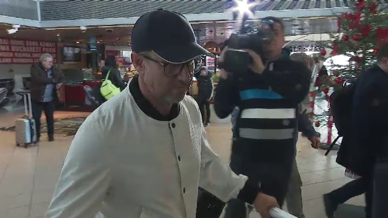 Scump la vorbă! Reacția lui Laurențiu Reghecampf la revenirea în țară. Cum a răspuns antrenorul solicitărilor jurnaliștilor_21
