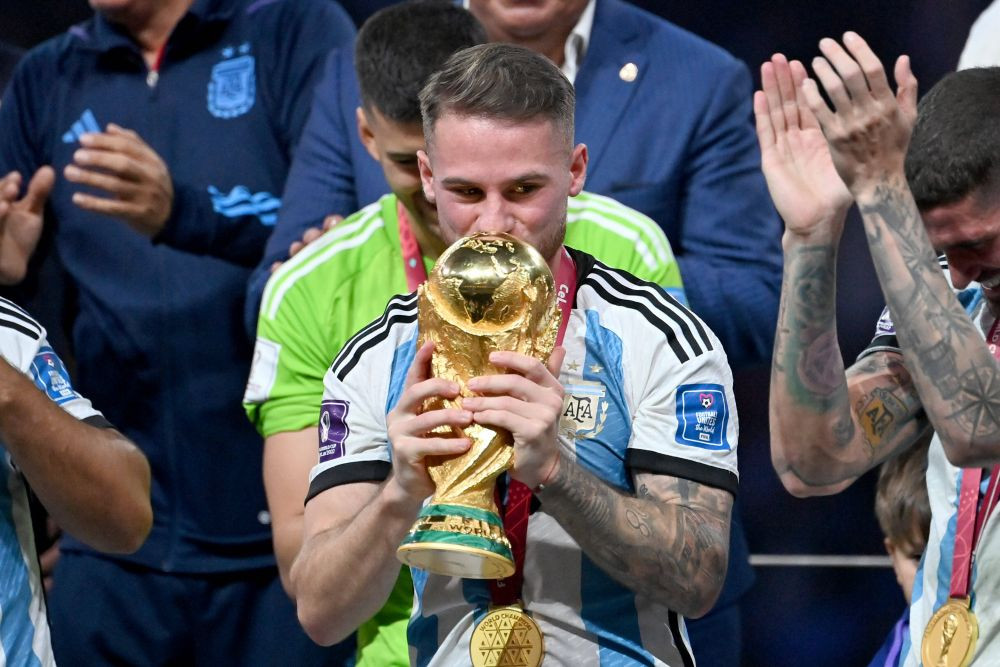 Trei giganți au pus ochii pe Mac Allister după ce și-a trecut &icirc;n cont Cupa Mondială. Cluburile care l-au luat &icirc;n vizor pe starul argentinian