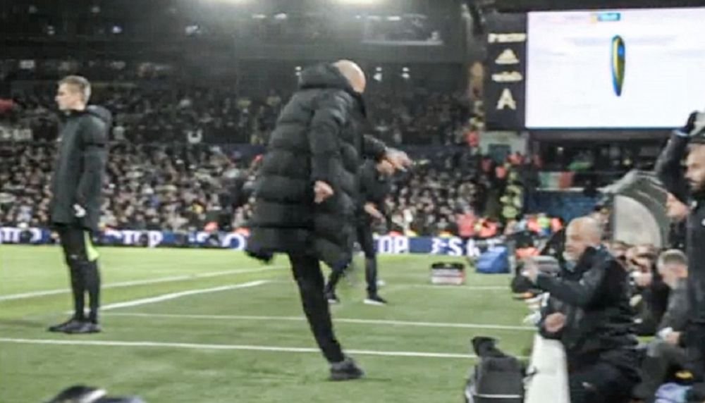 Pep Guardiola l-a lovit cu o sticlă pe un antrenor al lui Leeds. Cum a reacționat după