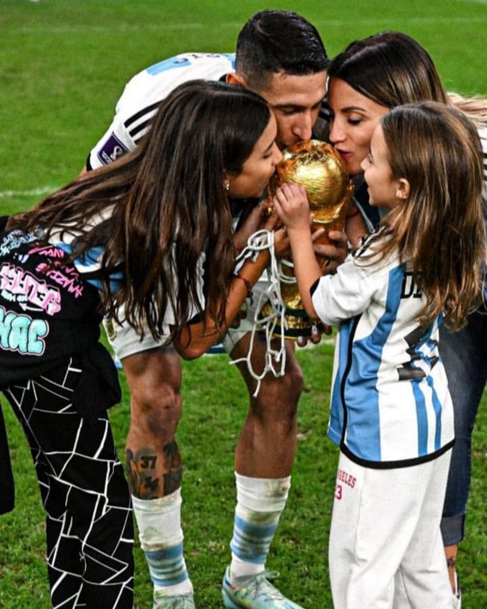 „Te poate învăța cum să înscrii în finale!” Replică devastatoare a soției campionului mondial pentru Adil Rami după criticile francezului _6
