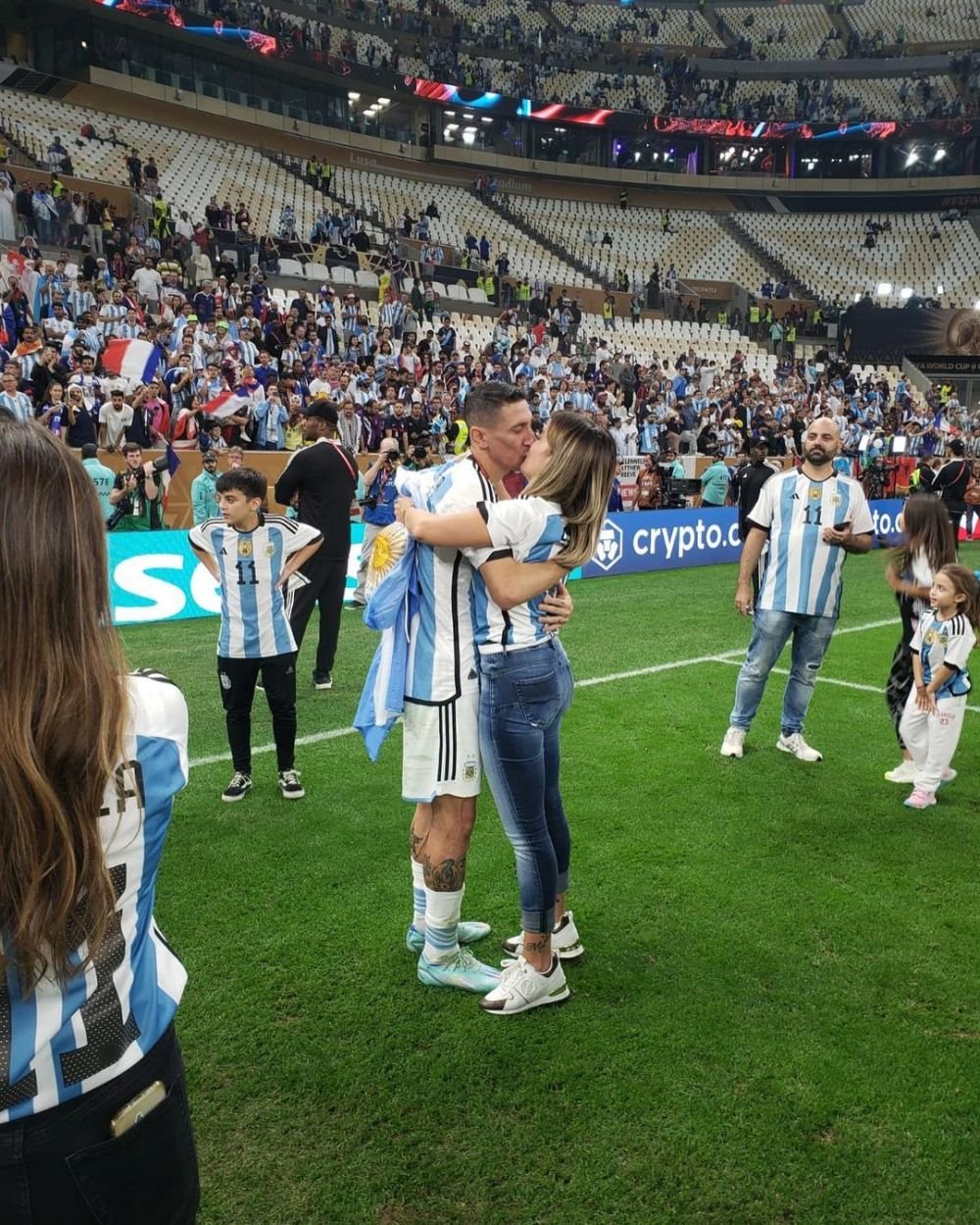 „Te poate învăța cum să înscrii în finale!” Replică devastatoare a soției campionului mondial pentru Adil Rami după criticile francezului _9
