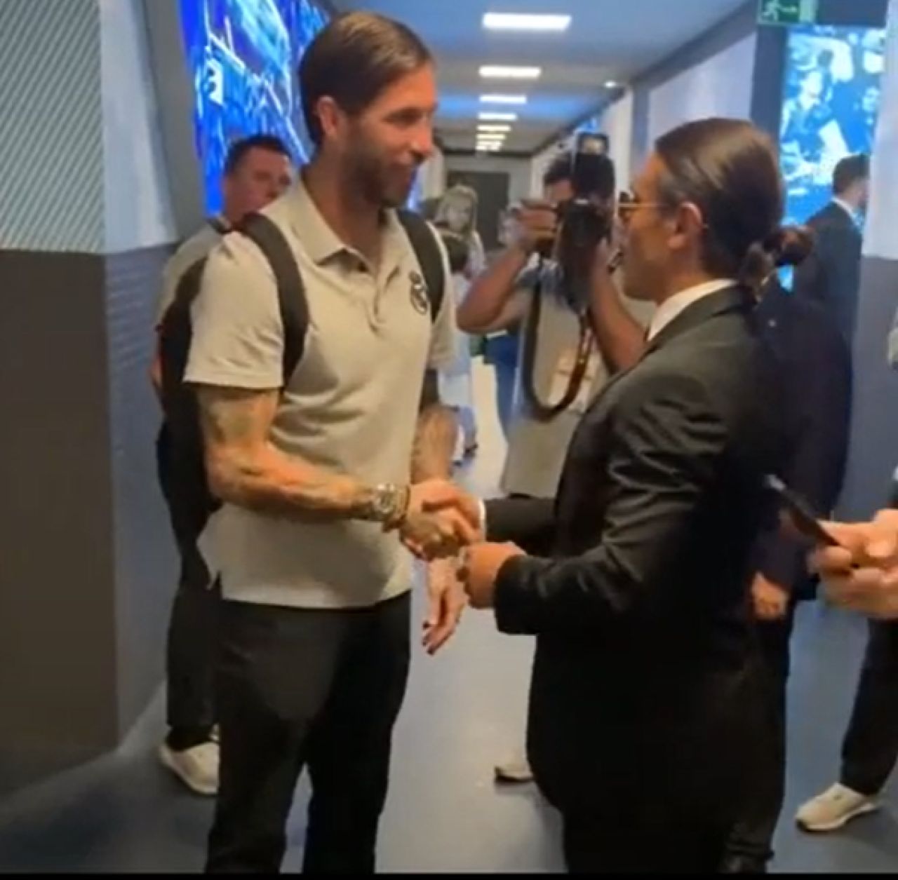 Finala Mondialului nu a fost prima 'abatere' pentru Salt Bae! A apărut la finala Champions League și a pus mâna pe trofeu_2