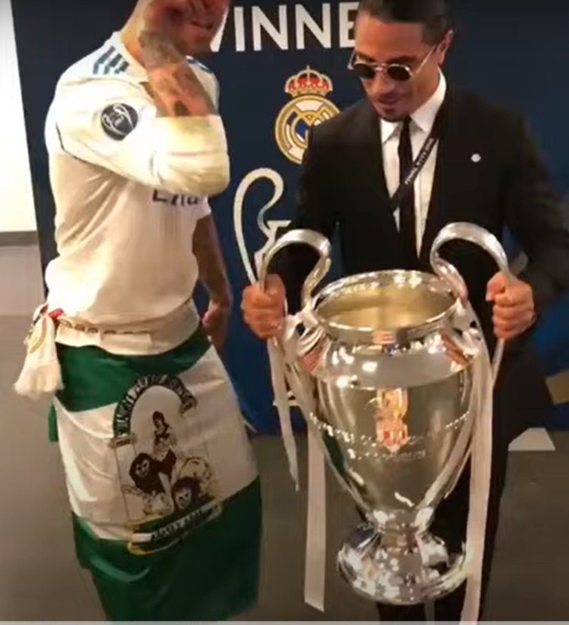 Finala Mondialului nu a fost prima 'abatere' pentru Salt Bae! A apărut la finala Champions League și a pus mâna pe trofeu_3