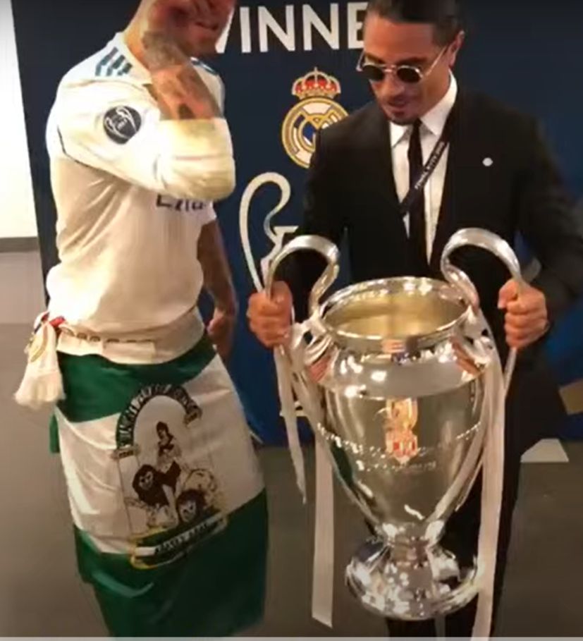 Finala Mondialului nu a fost prima 'abatere' pentru Salt Bae! A apărut la finala Champions League și a pus mâna pe trofeu_3