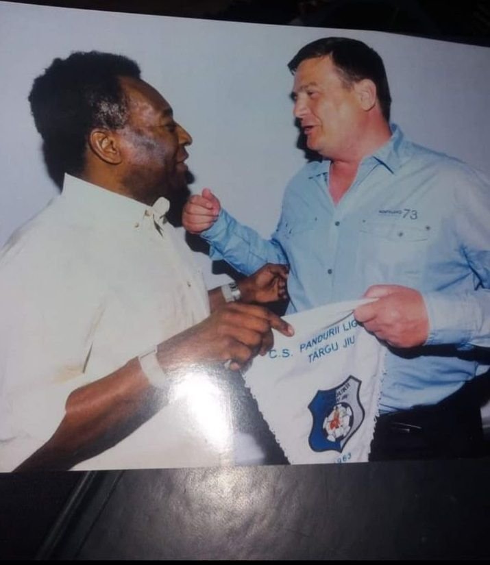 Cum a ajuns Pele să se pozeze cu fanionul unei echipe de tradiție din România: ”Știa de Hagi, Popescu și Adrian Ilie!”_11