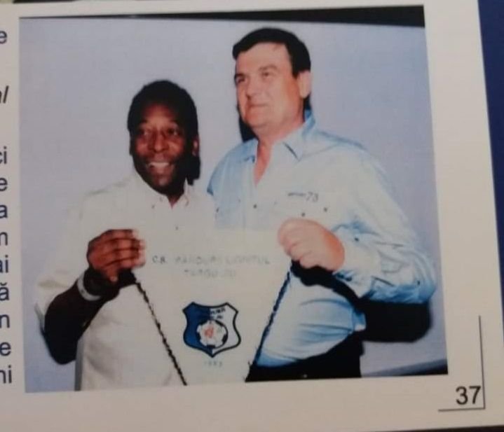 Cum a ajuns Pele să se pozeze cu fanionul unei echipe de tradiție din România: ”Știa de Hagi, Popescu și Adrian Ilie!”_12