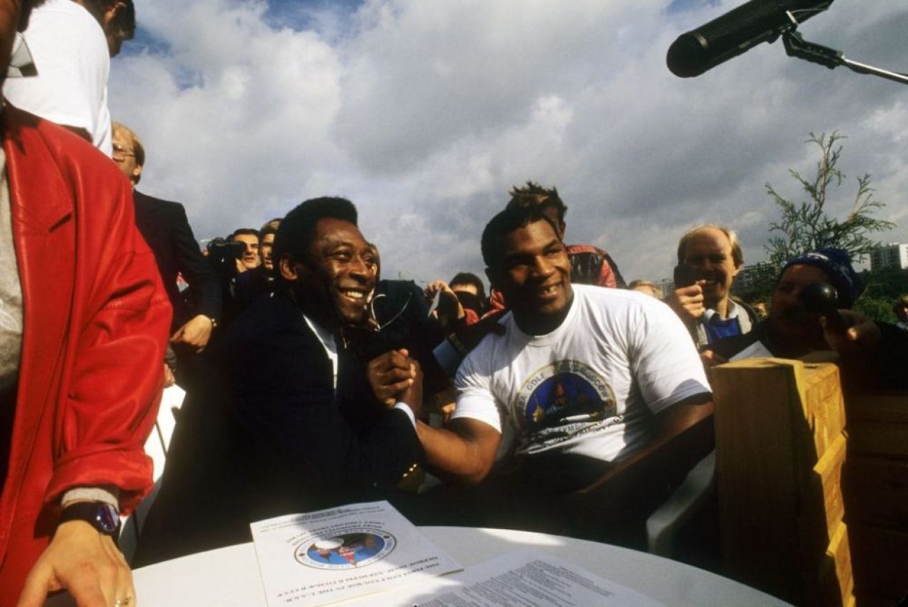 Primele pagini ale marilor publicații internaționale. Tribut impresionant adus legendarului Pele: imagini de colecție_25