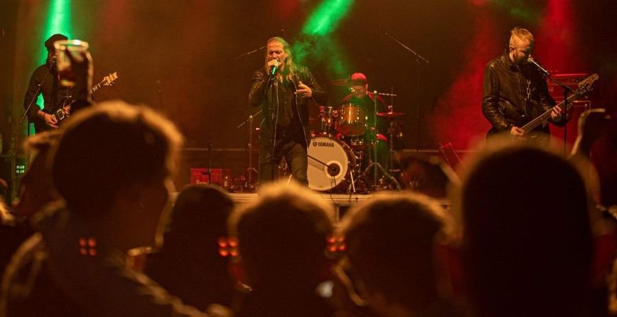 Țara care promovează muzica metal și-a ales prim-ministrul dintre un fotbalist campion și un handbalist de națională_4