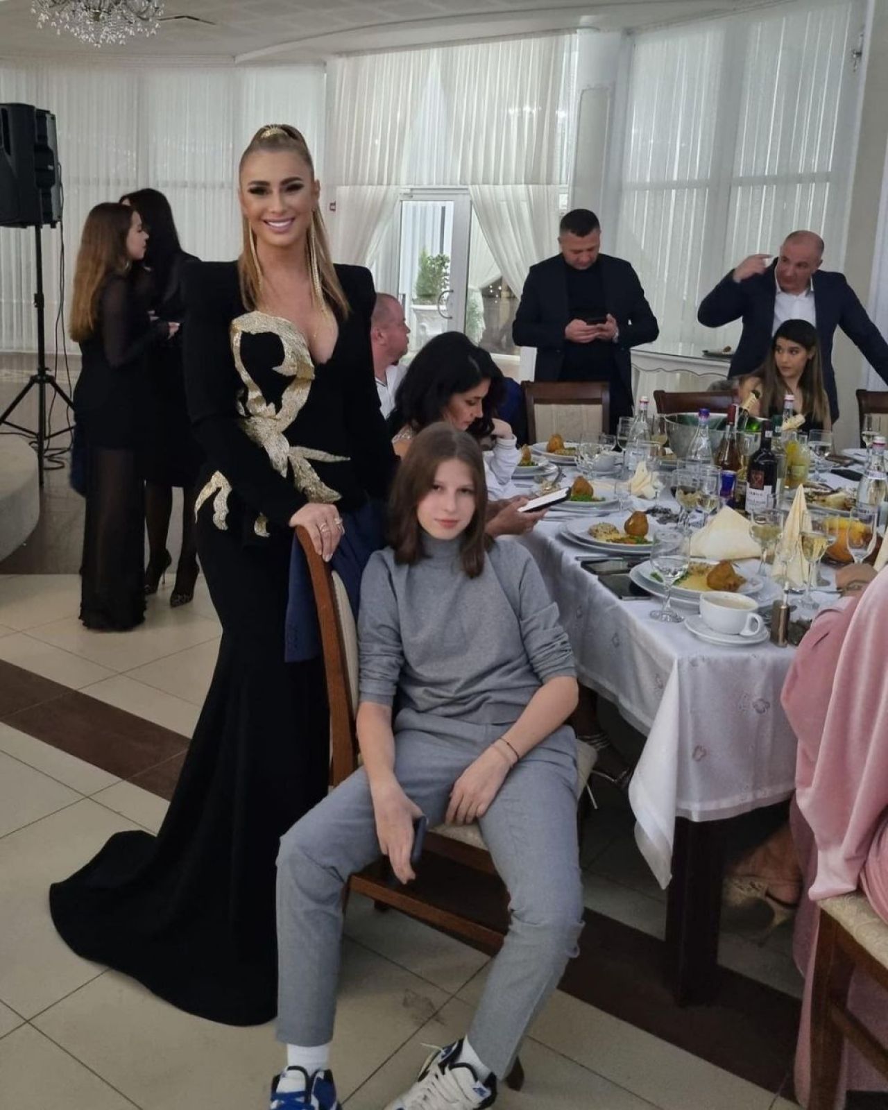 Anamaria Prodan, strălucitoare la propriu și la figurat în noaptea de Revelion. Ținuta spectaculoasă cu care a atras atenția_8