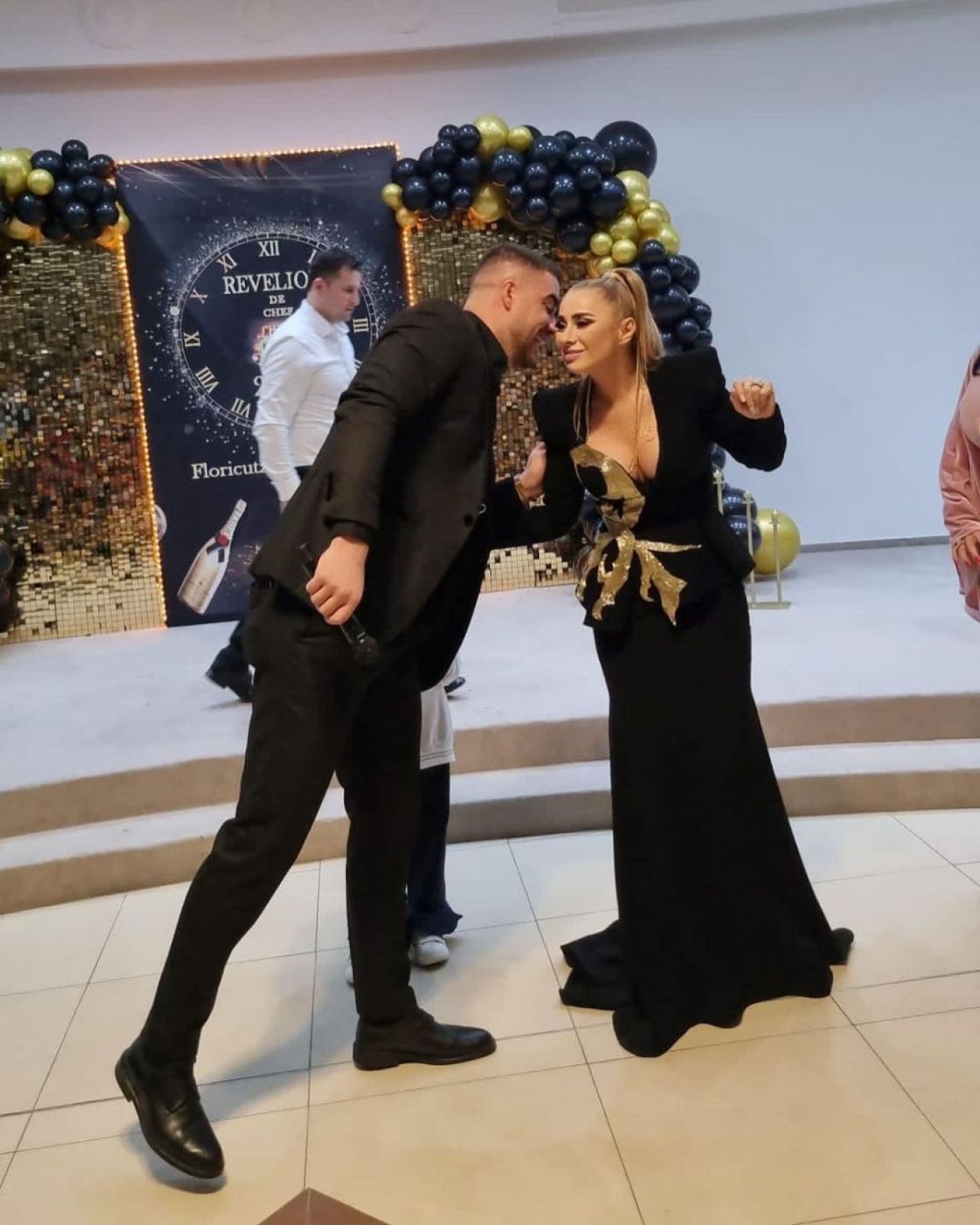 Anamaria Prodan, strălucitoare la propriu și la figurat în noaptea de Revelion. Ținuta spectaculoasă cu care a atras atenția_11