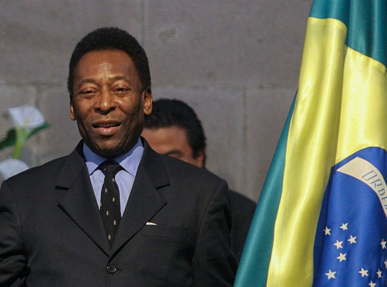 „Trăiască regele!” Imagini impresionante de la priveghiul lui Pele! Sicriul legendei braziliene a fost depus pe stadionul lui Santos_1
