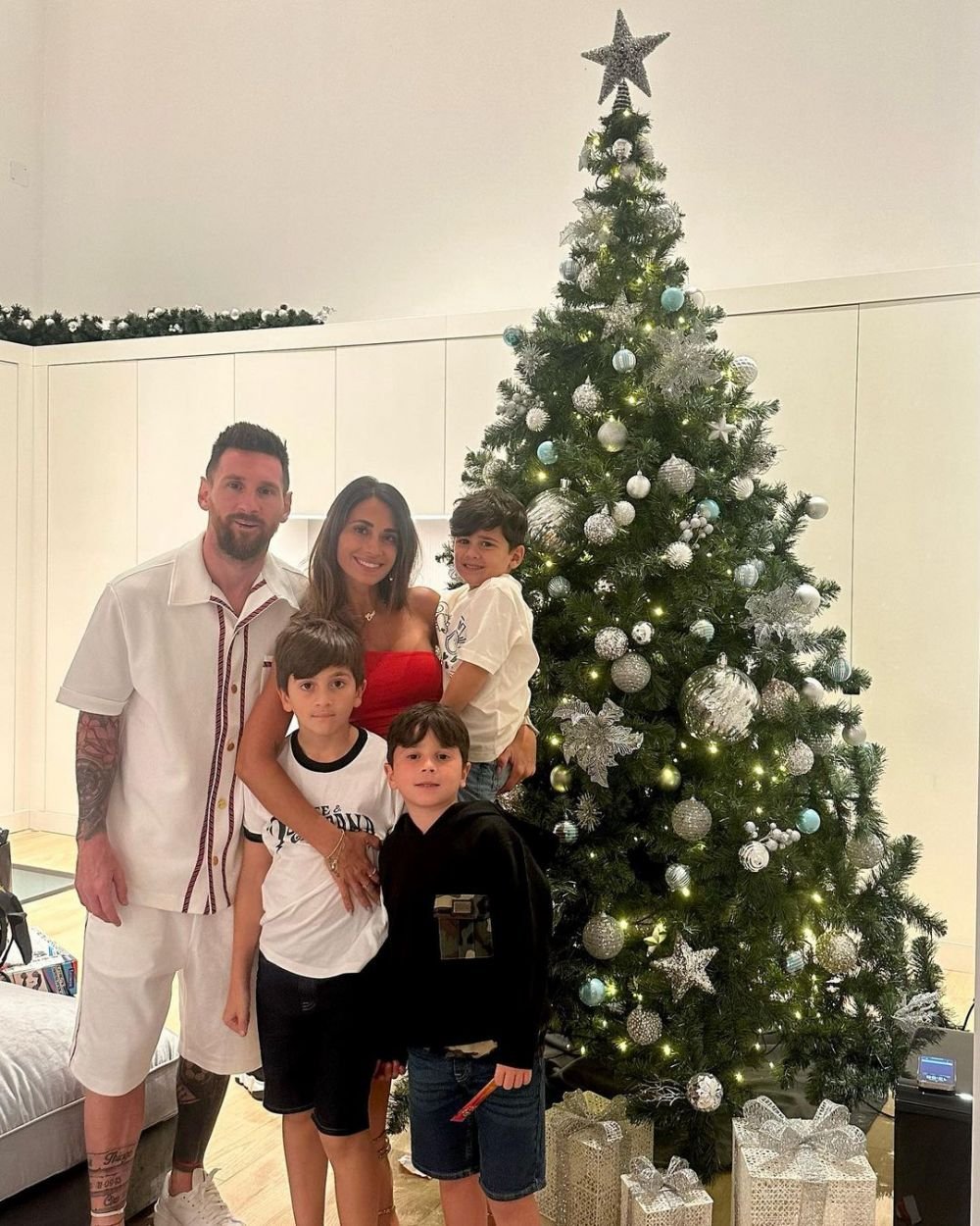 Cât a costat ținuta cu care Lionel Messi a stârnit  controverse pe rețelele de socializare: 