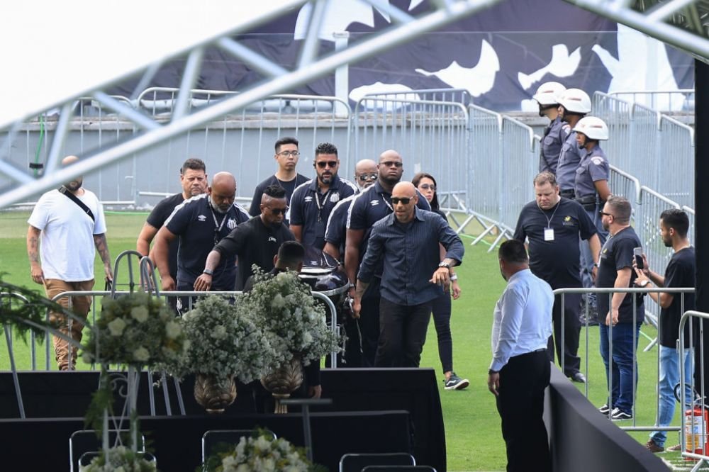 „Trăiască regele!” Imagini impresionante de la priveghiul lui Pele! Sicriul legendei braziliene a fost depus pe stadionul lui Santos_3